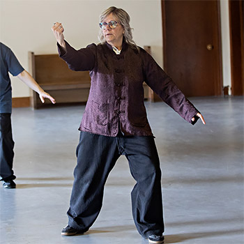 Simu Diane teaching Chop with Fist from the T'ai Chi solo form